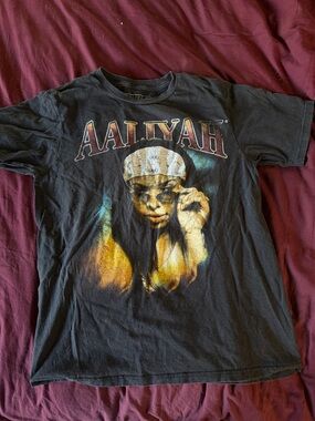 Aaliyah official licensed Graphic Band Tee in Black with Yellow Accents size m